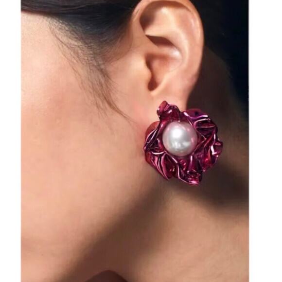 Sterling King Titania Imitation SwirlShaped Pearl And Silver Alloy Stud Earrings - Picture 1 of 16